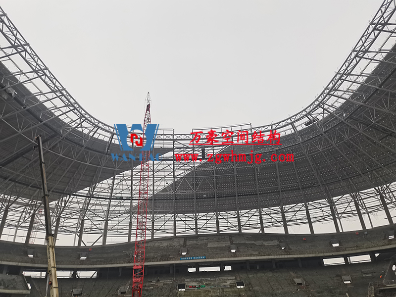重慶龍興足球場ETFE屋面膜結構工程屋面鋼結構完成，膜結構安裝中