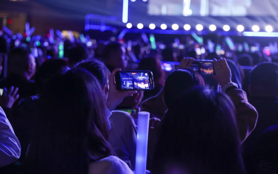 平陽體育中心群星演唱會！超萬人圍觀，現(xiàn)場火爆High唱！