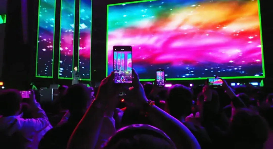 平陽體育中心群星演唱會！超萬人圍觀，現(xiàn)場火爆High唱！