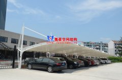 私家車膜結(jié)構(gòu)停車棚造價多少？轎車膜結(jié)構(gòu)車棚一平方價格最新報價
