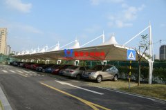 膜結(jié)構(gòu)車棚建筑有哪些特點(diǎn)？為什么膜結(jié)構(gòu)車棚應(yīng)用領(lǐng)域如此廣泛？