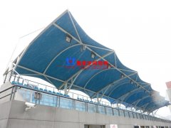 膜結(jié)構(gòu)看臺(tái)有哪些優(yōu)點(diǎn)？體育場(chǎng)膜結(jié)構(gòu)看臺(tái)設(shè)計(jì)施工注意事項(xiàng)有哪些？