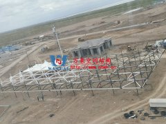 茶卡景區(qū)（二期）膜結構工程A區(qū)鋼結構主體施工完成，膜結構開始安裝